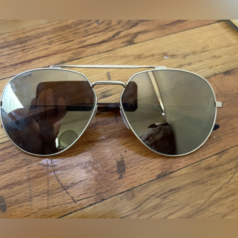 Sunglasses in great condition 
Comes with case!